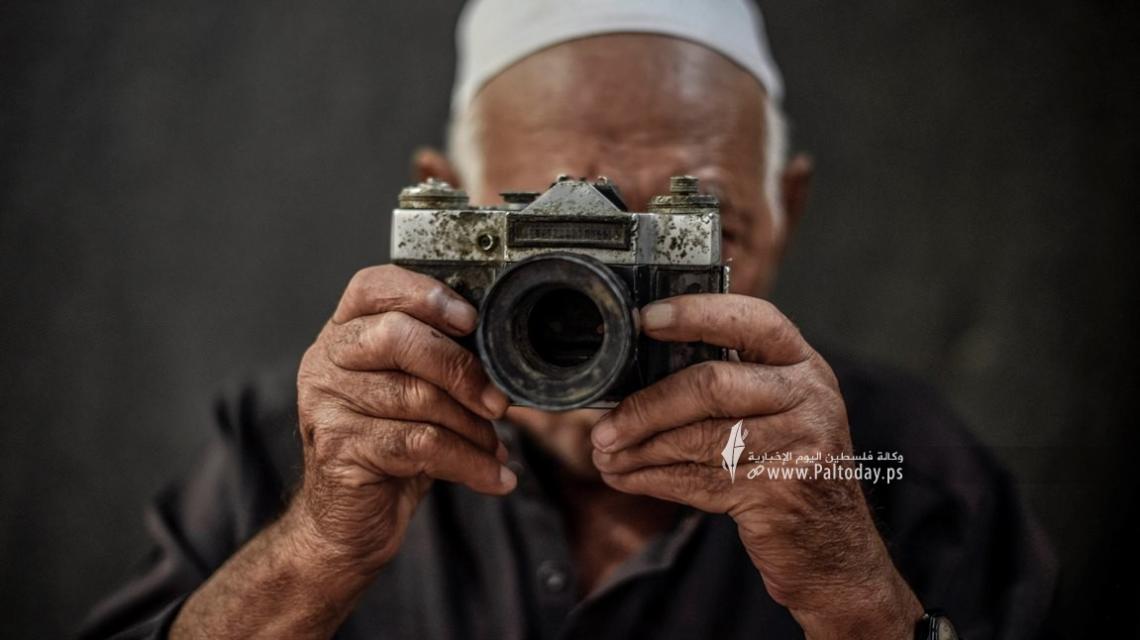 الهنداوي.. أقدم مصور في غزة وثقت كاميراته لحظات من الزمن الجميل