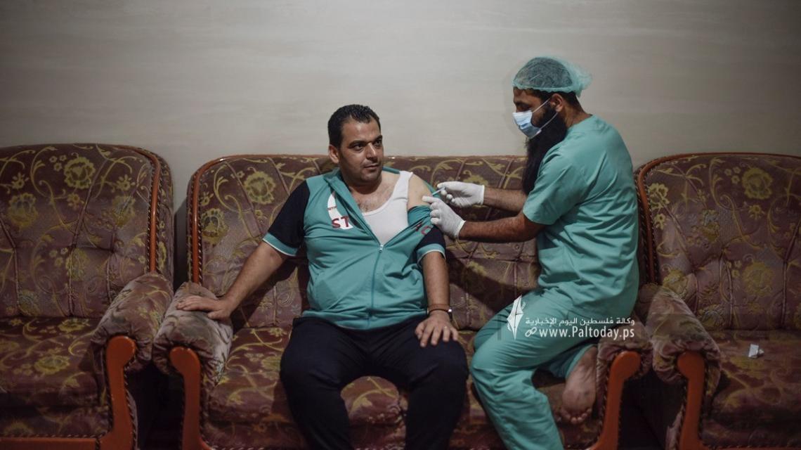 " الطب الوقائي " في خانيونس يقوم بتطعيم المواطنين ضد كورونا