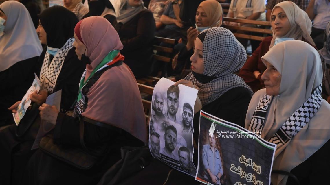 بالصوراعتصام اهالى الأسرى الأسبوعي أمام مقر الصليب الأحمر بغزة