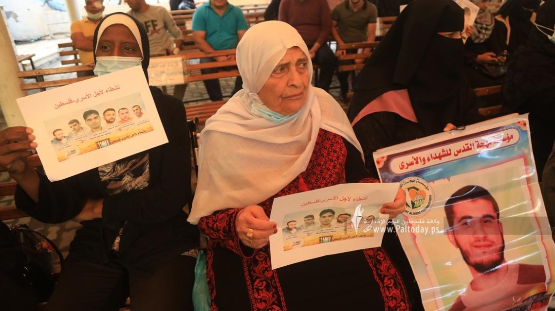 بالصور:اعتصام اهالى الأسرى الأسبوعي أمام مقر الصليب الأحمر بغزة