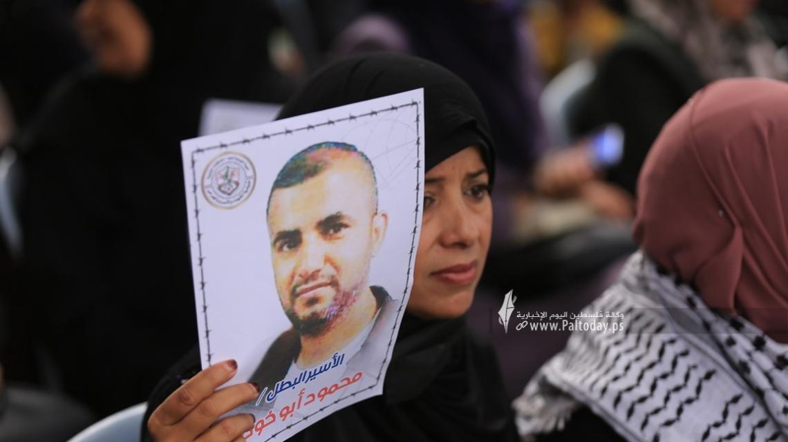 بالصور:اعتصام أهالي الأسرى أمام الصليب وإحياء ذكرى صفقة وفاء الأحرار العاشرة