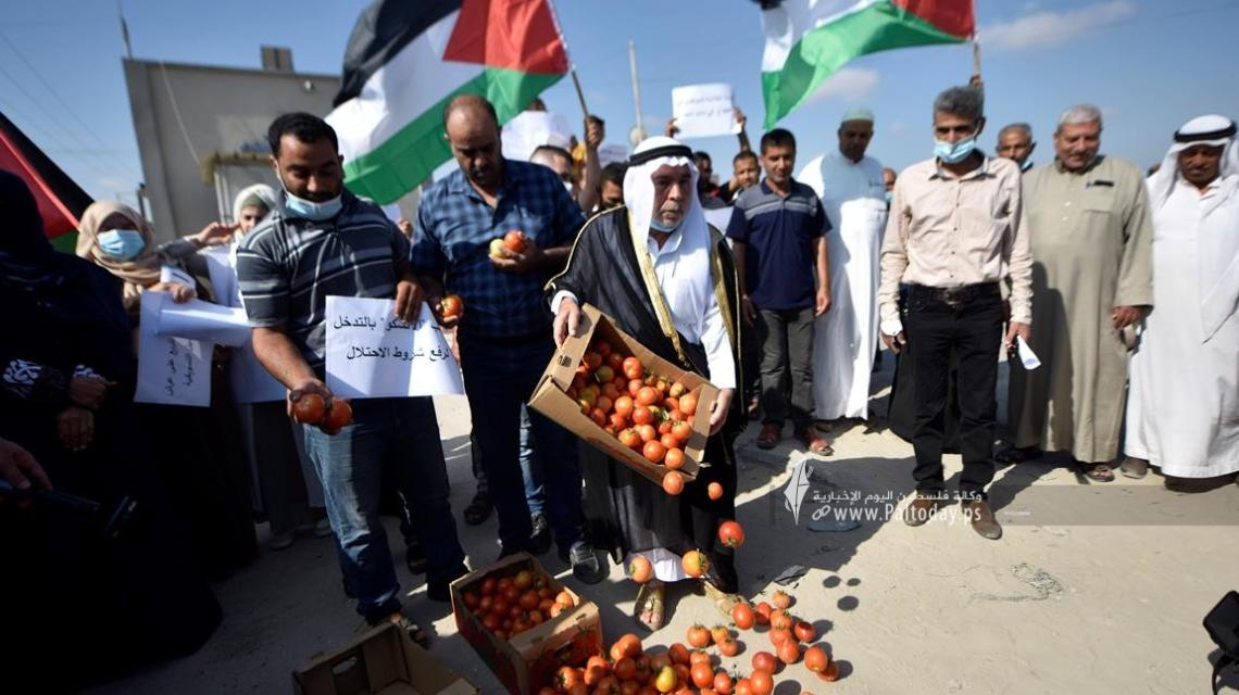 بالصور : مزارعون وتجار من غزة يحتجون أمام معبر كرم ابو سالم رفضاً للعراقيل أمام تصدير السلع الزراعية