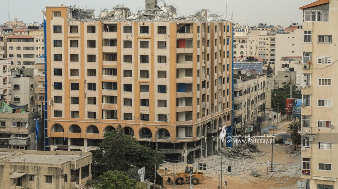 بالصور:  تواصل أعمال إزالة برج الجوهرة المدمر وسط مدينة غزّة الذي تعرض للقصف الإسرائيلي خلال العدوان الأخير في مايو 2021