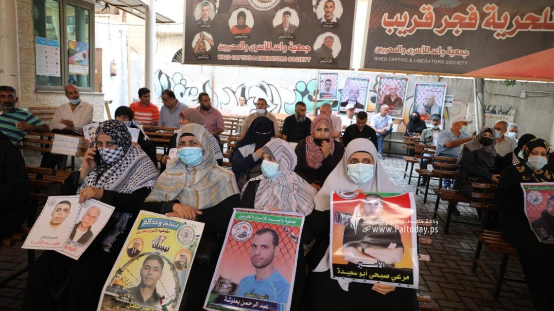 بالصور:اعتصام اهالى الأسرى الأسبوعي أمام مقر الصليب الأحمر بغزة