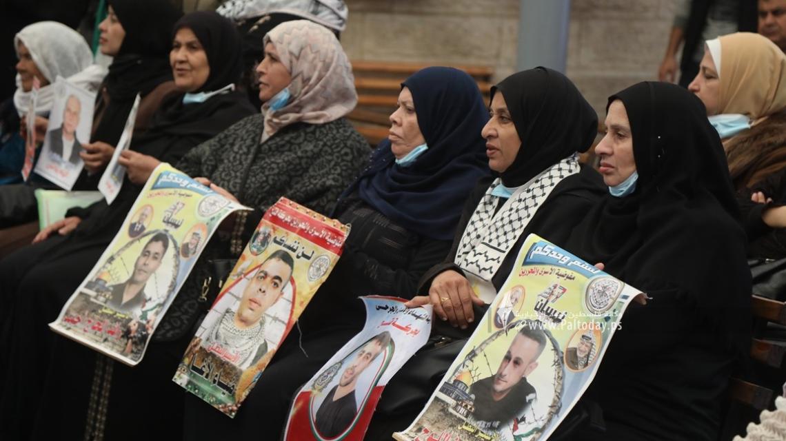 بالصور:اعتصام اهالى الأسرى الأسبوعي أمام مقر الصليب الأحمر بغزة