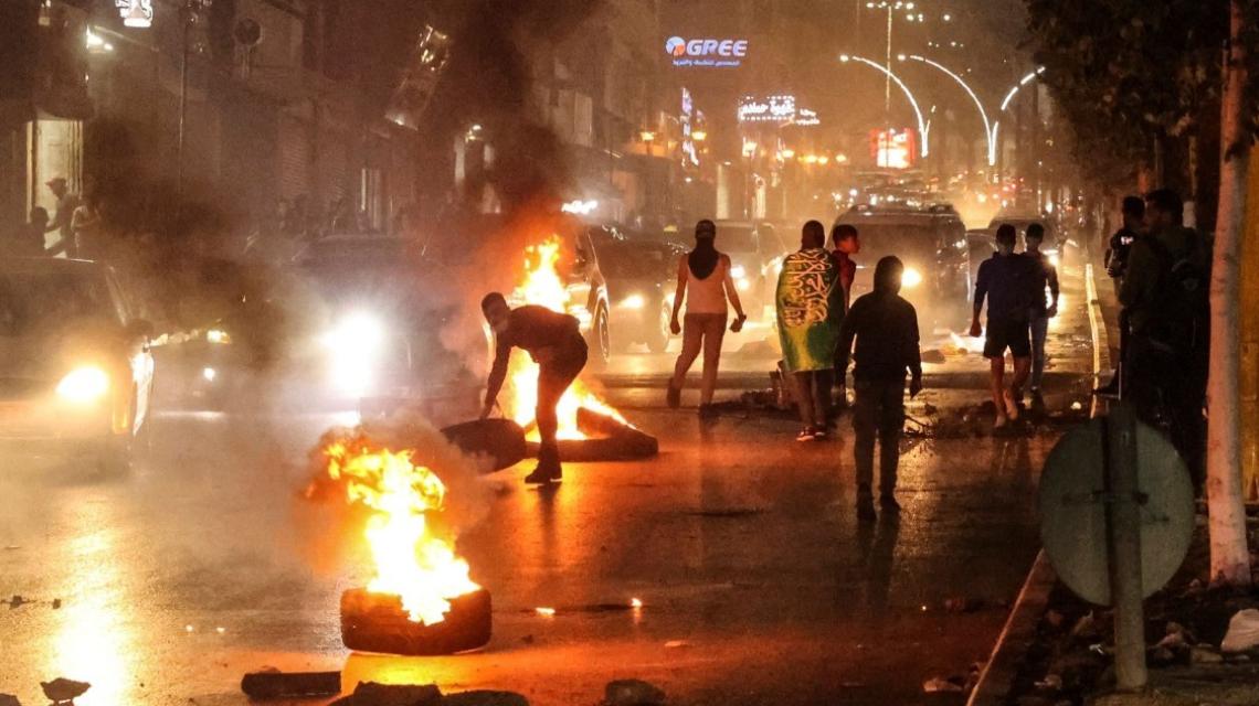 بالصور:مواجهات في أعقاب مسيرة تضامنية مع الأسرى بالخليل الليلة الماضية
