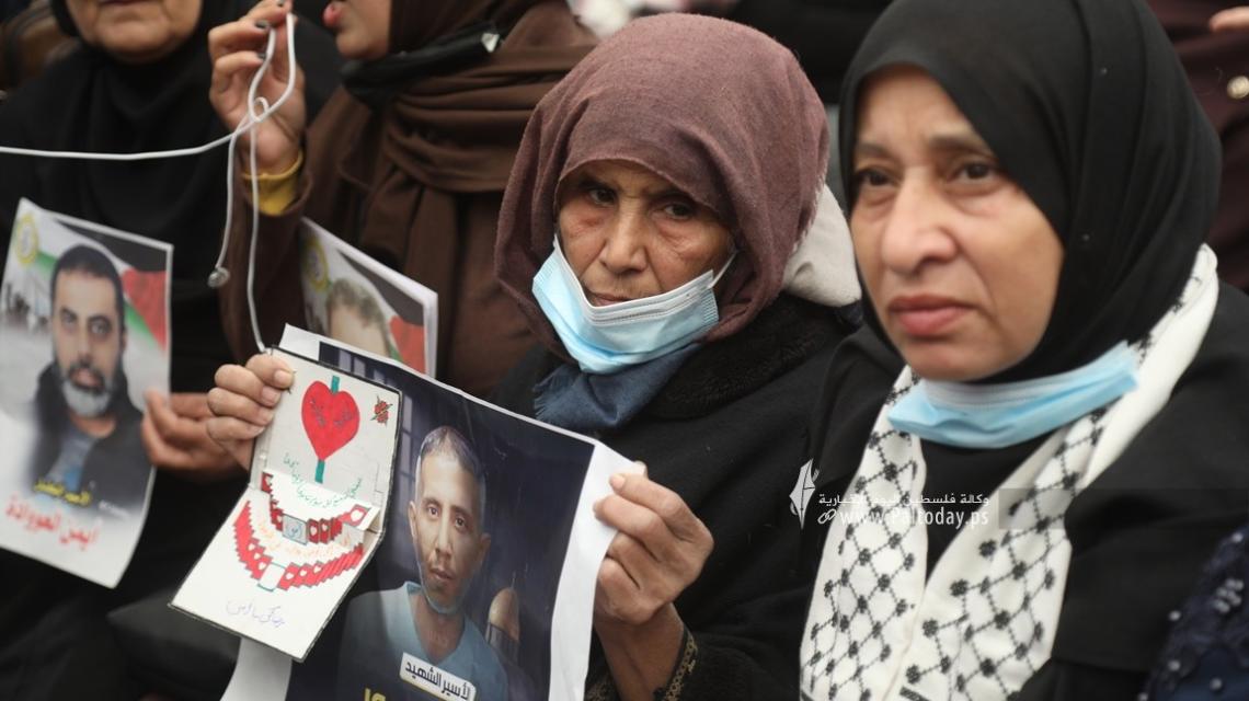 بالصور:اعتصام اهالى الأسرى الأسبوعي أمام مقر الصليب الأحمر بغزة