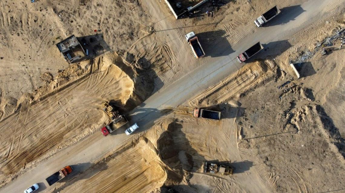 بالصور:مصر تواصل أعمالها في غزة من خلال تجهيز الشارع الساحلي لشمال قطاع غزة والتجهيز لبناء كورنيش