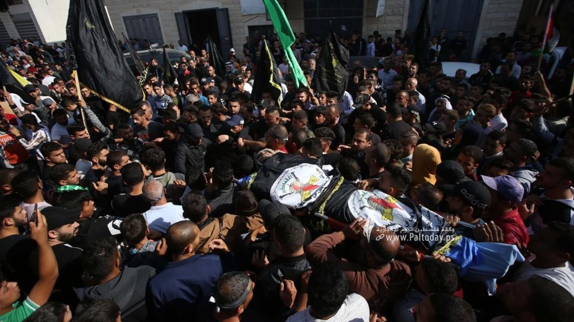 بالصور:فلسطينيون يشيعون جثمان الشهيد صدام بني عودة في بلدة طمون اليوم