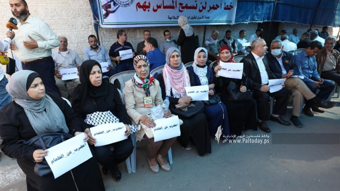 بالصور:خيمة دعم واسناد للأسرى المضربين أمام مقر اللجنة الدولية للصليب الأحمر