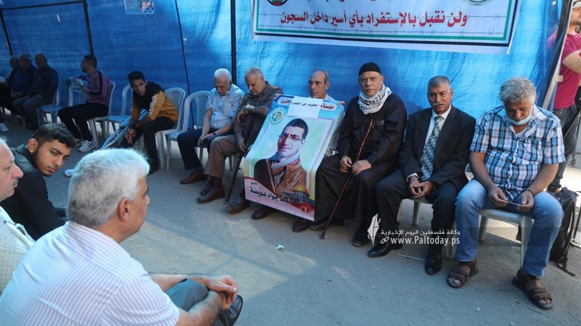 بالصور:لليوم الثاني.. خيمة الإضراب التي تقيمها لجنة الأسرى أمام مقر الصليب بغزة إسنادًا للأسرى المضربين