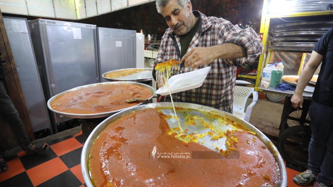 بالصور في غزة: الكنافة النابلسية والحلويات بشيكل واحد فقط