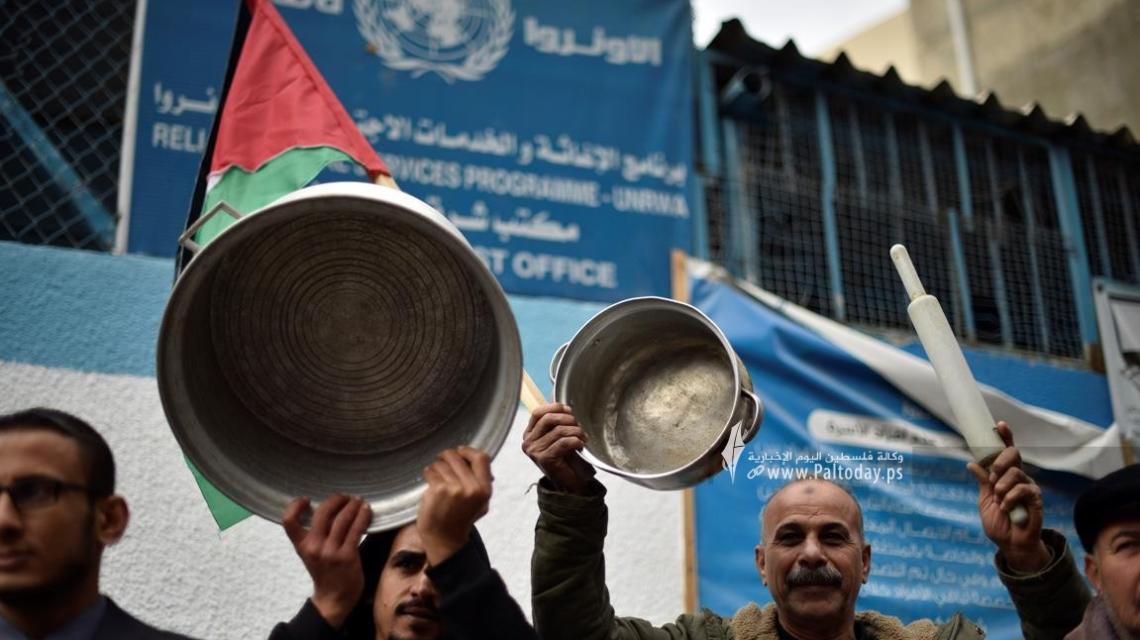 وقفة بخانيونس احتجاجاً على تقليصات مساعدات "أونروا" الغذائية