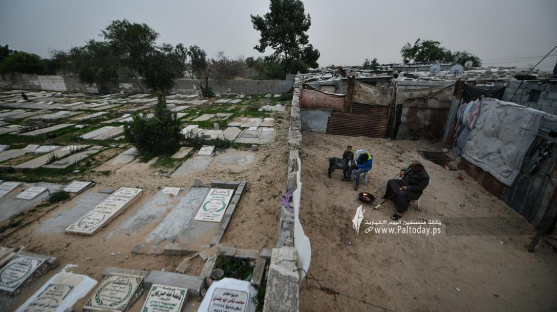 جيران المقابر جنوب غزة .. ما بين الحياة والموت