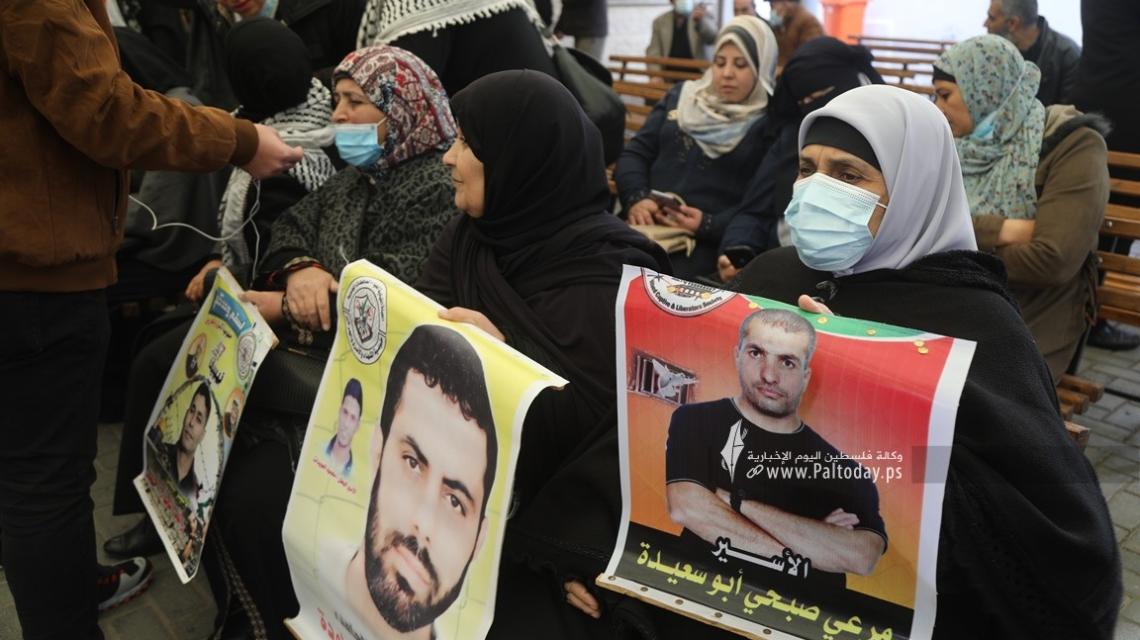 بالصور:اعتصام اهالى الأسرى الأسبوعي أمام مقر الصليب الأحمر بغزة