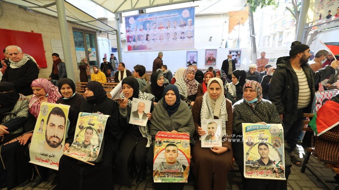 بالصور:  اعتصام اهالى الأسرى الأسبوعي أمام مقر الصليب الأحمر بغزة