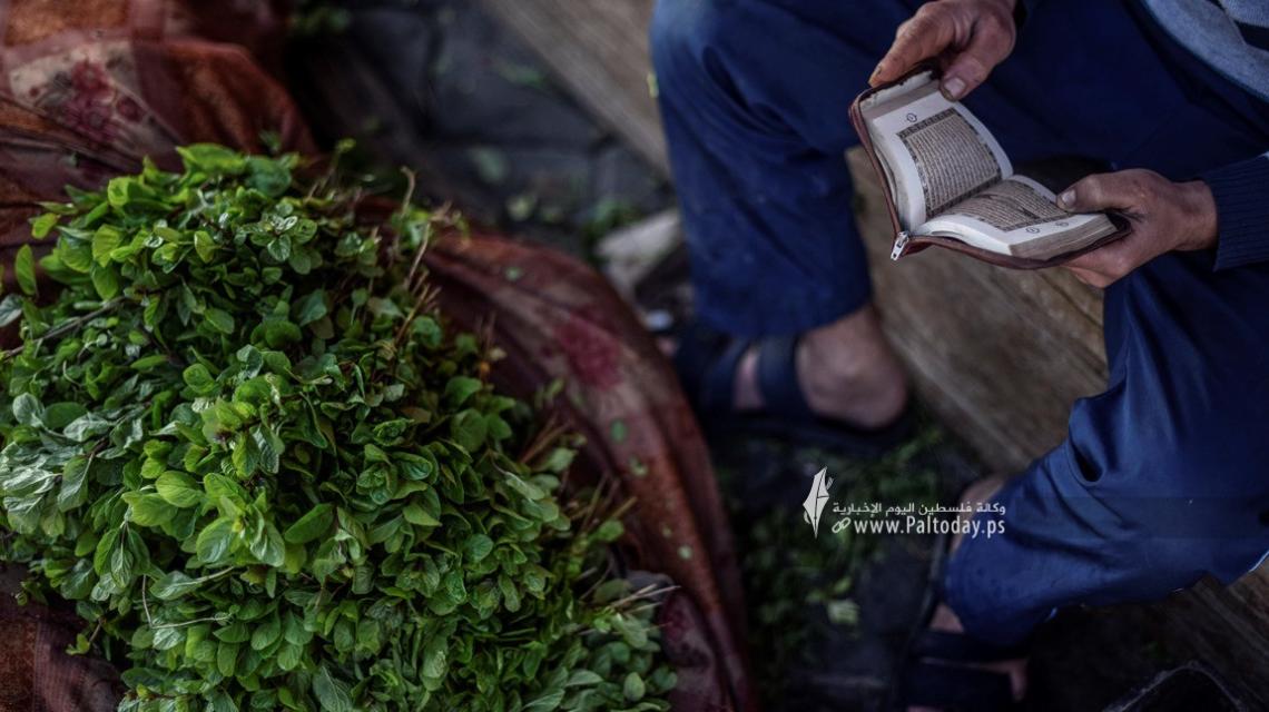 في غزة ..رجال لا تلهيهم تجارة ولا بيع عن ذكر الله