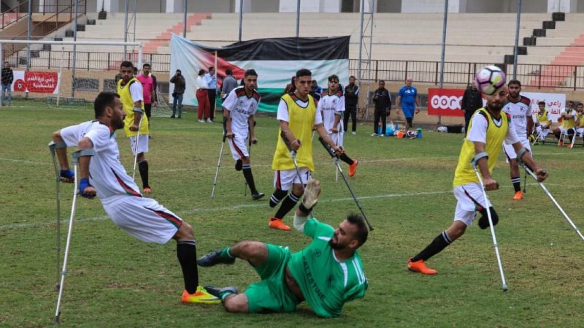 تدريبات لمجموعة من مبتوري الأطراف في ملعب فلسطين بمدينة غزة