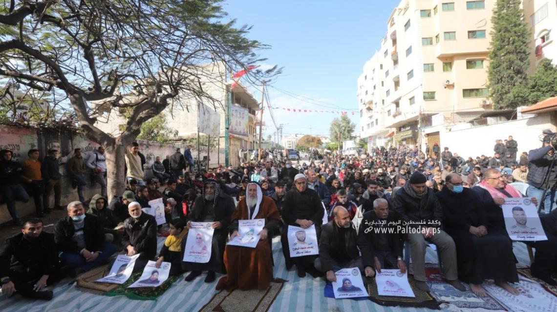 بالصور: غزة: فلسطينيون يؤدون صلاة الجمعة أمام مقر الصليب الأحمر نصرة للأسرى