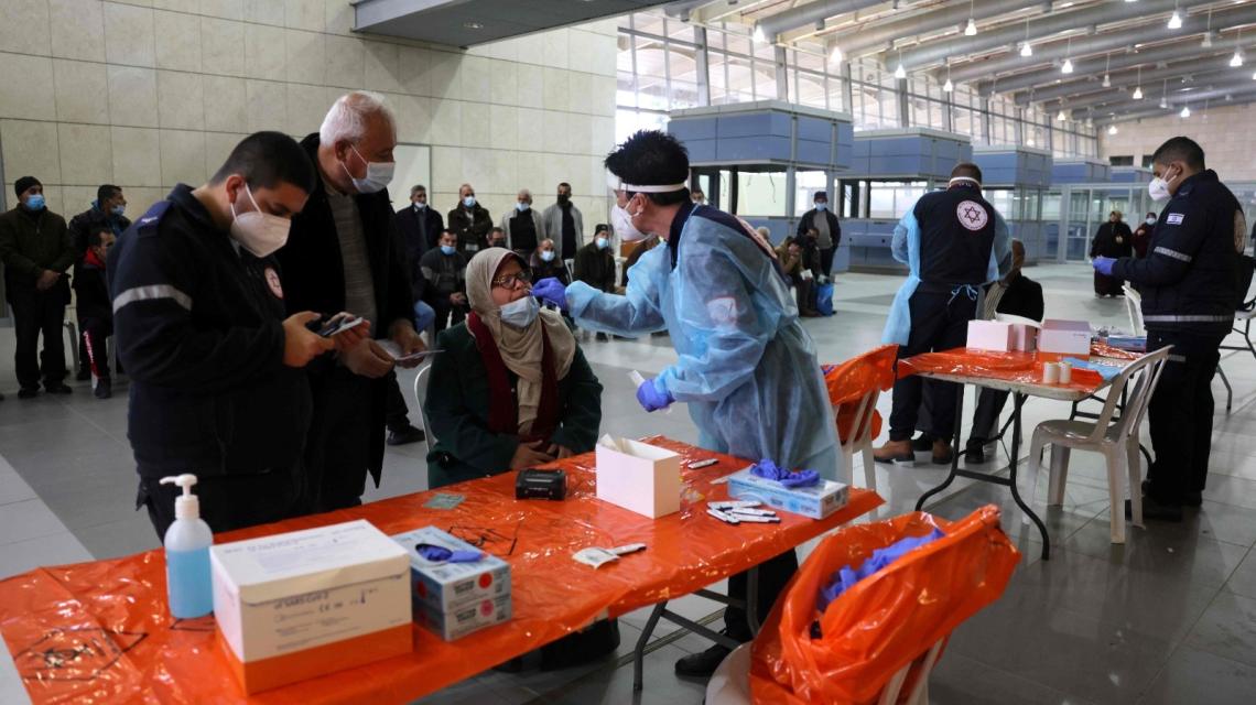 بالصور:طواقم طبية إسرائيلية تأخذ مسحات لكوفيد 19 لمواطنين من غزة لدى مرورهم عبر حاجز بيت حانون "ايرز"