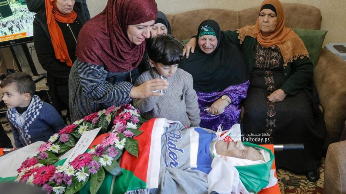 بالصور: رام الله - تشييع جثمان الشهيد عمر عبد المجيد أسعد (80 عاما) في قرية جلجليا