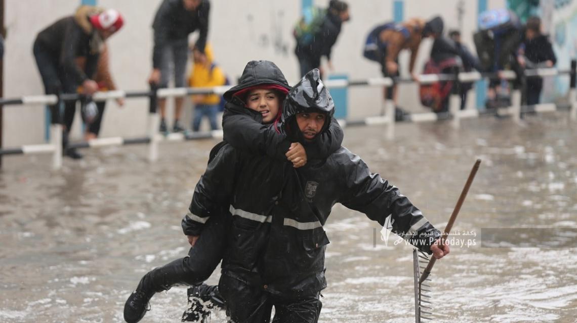 بالصور : طلاب المدارس في غزة يغرقون خلال المنخفض الجوى