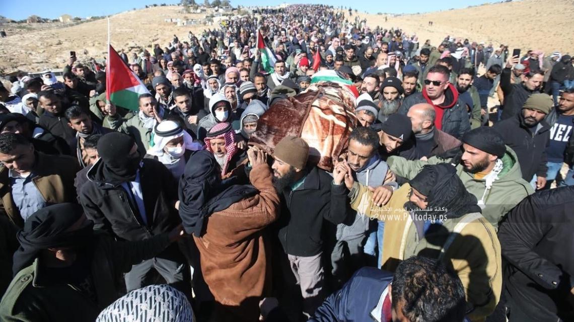 بالصور: جماهير غفيرة تشيع ايقونة المقاومة الشعبية الشهيد الشيخ سليمان الهذالين في قرية أم الخير قرب يطا جنوب الخليل