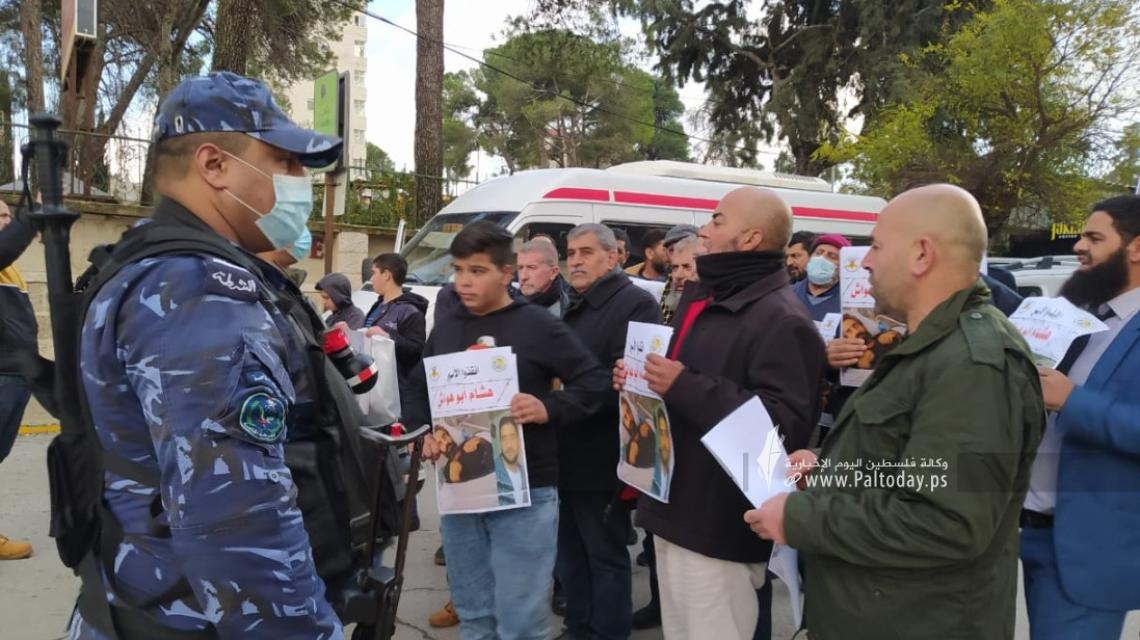 بالصور :  مسيرة حاشدة للجهاد الإسلامي في الضفة والأجهزة الأمنية تعترض طريقها