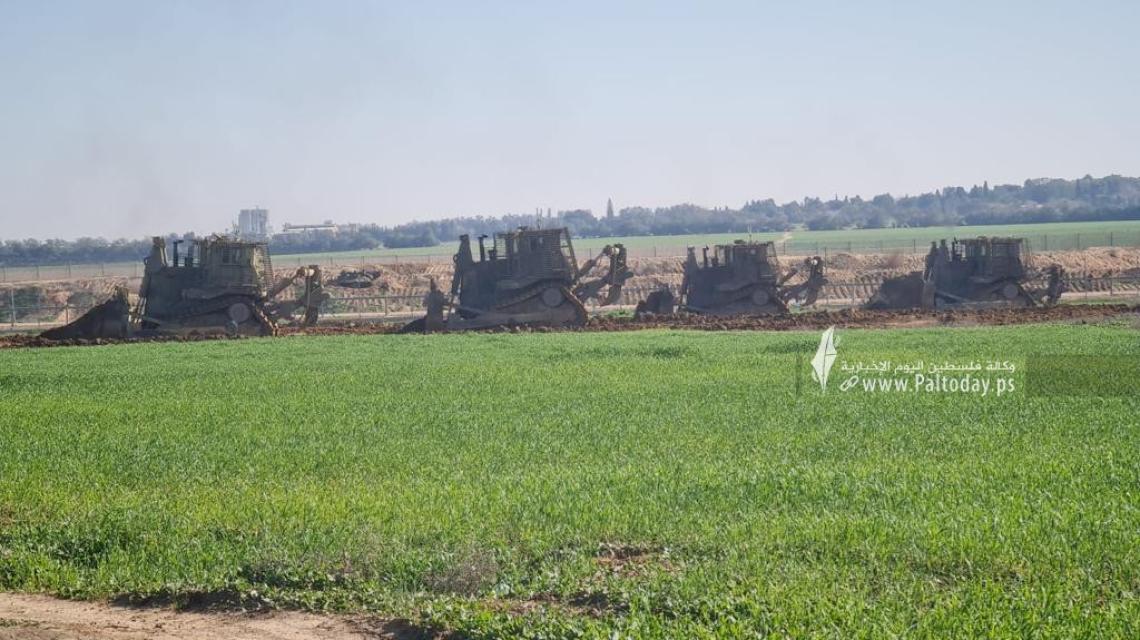 بالصور: توغلان لآليات عسكرية إسرائيلية شرقي بلدة خزاعة وشمالي بيت لاهيا بقطاع غزة*