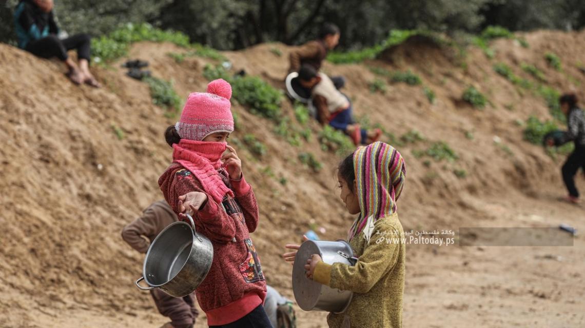 بالصور : فقراء غزة يبحثون عن مقومات الحياة في ظل الأجواء الباردة