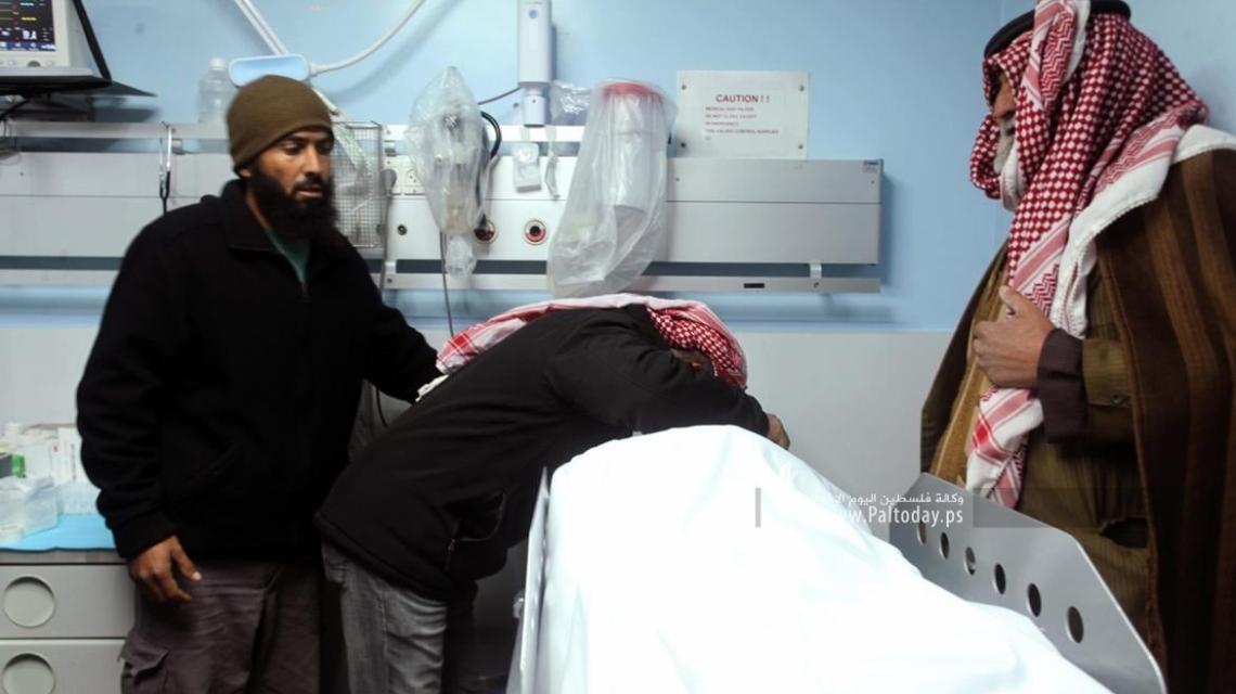 بالصور: الخليل وداع الشهيد سليمان الهذالين قبل نقل جثمانه لمعهد الطب العدلي في ابو ديس