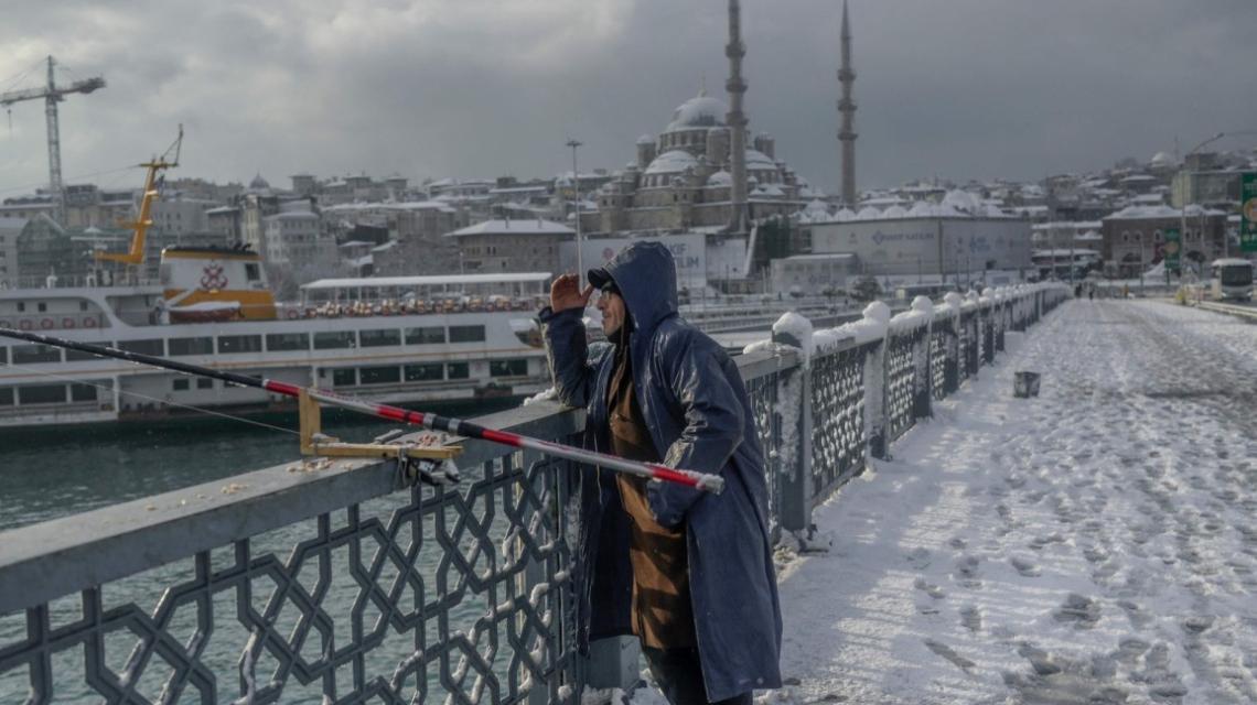 بالصور: عاصفة ثلجية تضرب تركيا وتعطل الحياة فيها