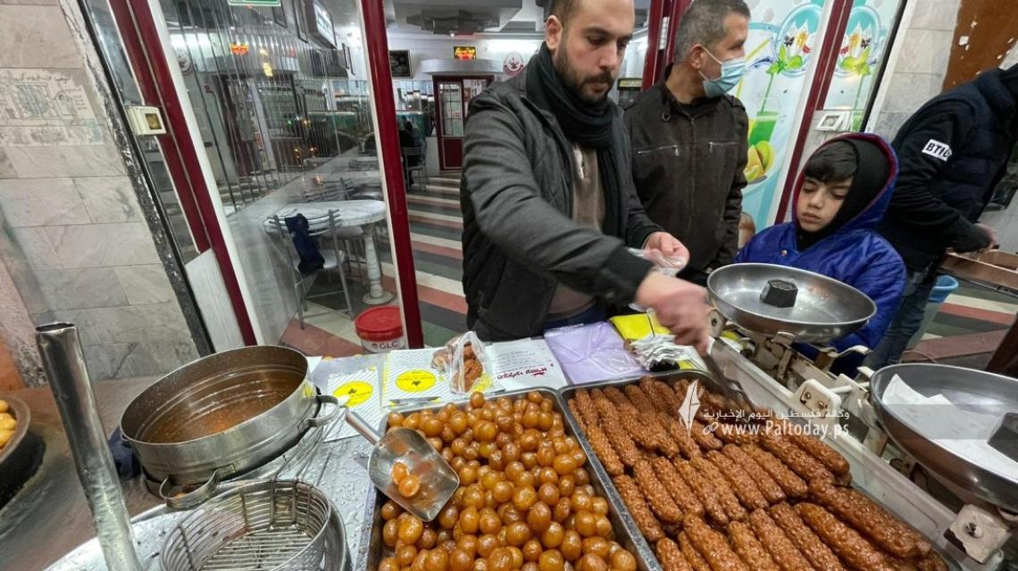 بالصور: العوامة .. الحلوى الدافئة التي تُرافق شتاء الغزيين
