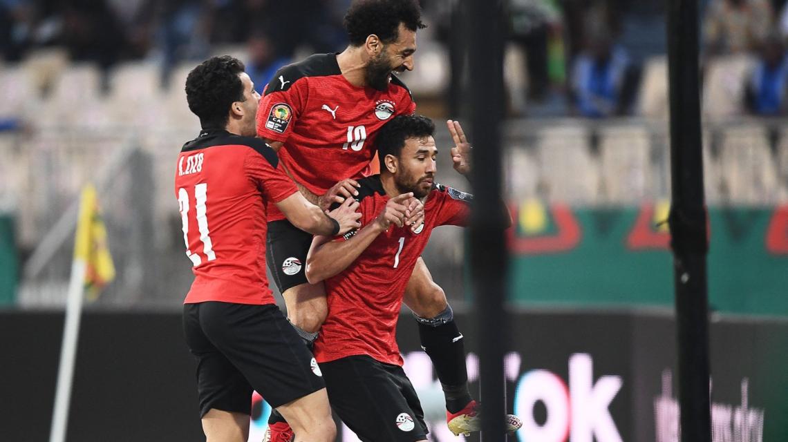 من فرحة المنتخب المصري بالتأهل لنصف نهائي أمم افريقيا وحسرة المنتخب المغربي