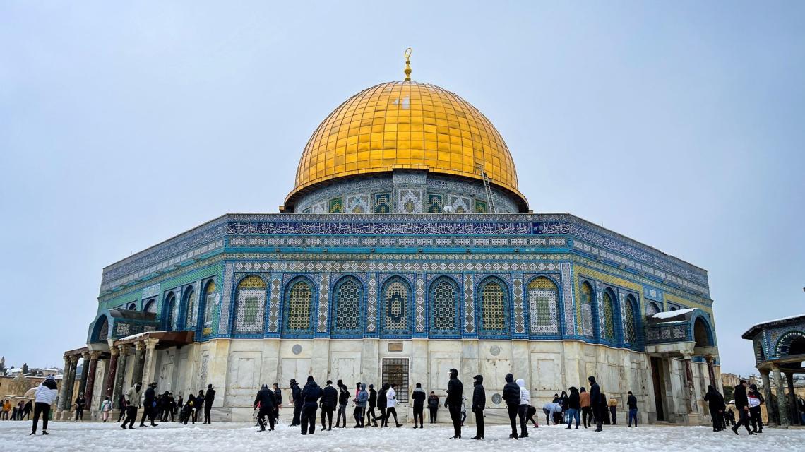 القدس والحرم الشريف يكتسيان حلة بيضاء مع السقوط الكثيف للثلوج