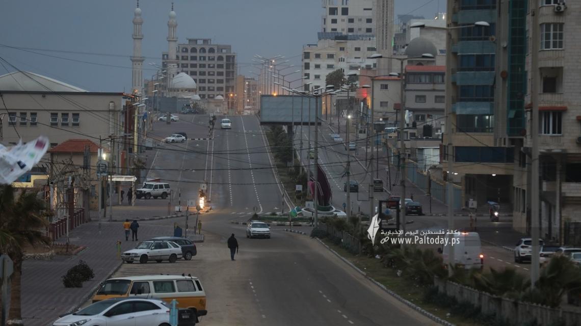 بالصور: المنخفض الجوي يشدد ويفرض معه قرار حظر التجول في شوارع غزة