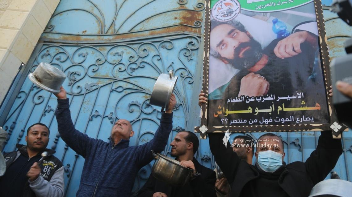 بالصور: وقفة غاضبة أمام مقر المندوب السامي غزة تضامناً مع الأسير هشام ابو هواش