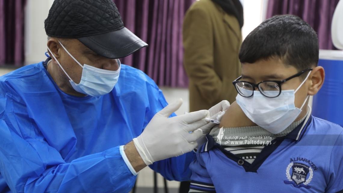 بالصور: تواصل إعطاء لقاحات كورونا لطلبة المدارس في غزة