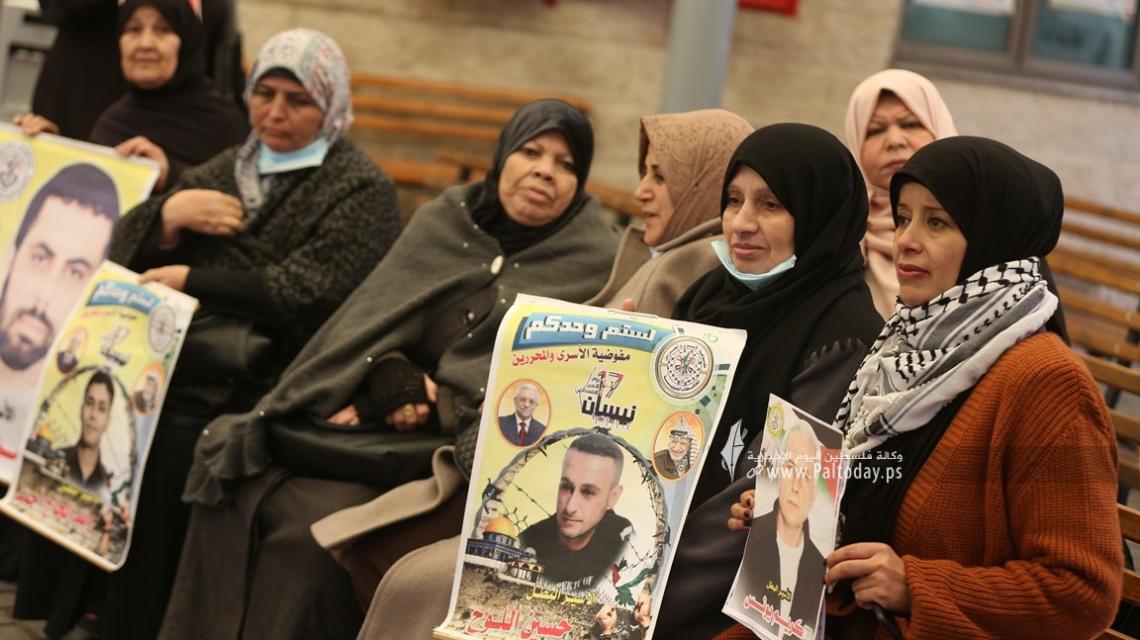 بالصور: اعتصام اهالى الأسرى الأسبوعي أمام مقر الصليب الأحمر بغزة
