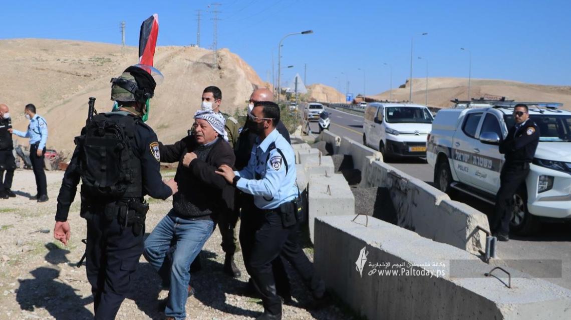 بالصور: أريحا - قوات الاحتلال تقمع وقفة تضامنية نظمت في قرية الخان الأحمر جنوب أريحا، ضد الاعتداءات الإسرائيلية بحق أهالي النقب.
