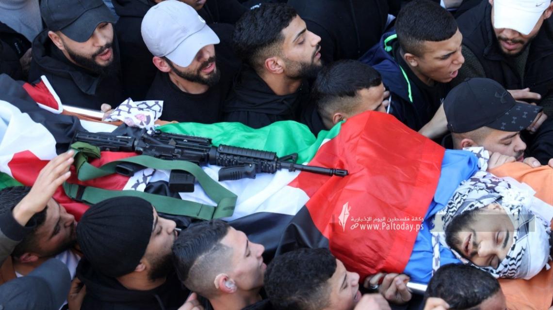 بالصور: جماهير نابلس تشيّع جثمان الشهيد المقاوم بكير حشاش في مخيم بلاطة