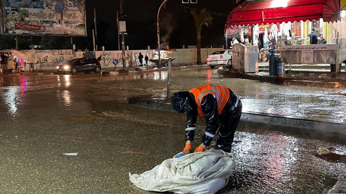 .. بالصور: رجال المنخفض "صناع الجمال" بغزة