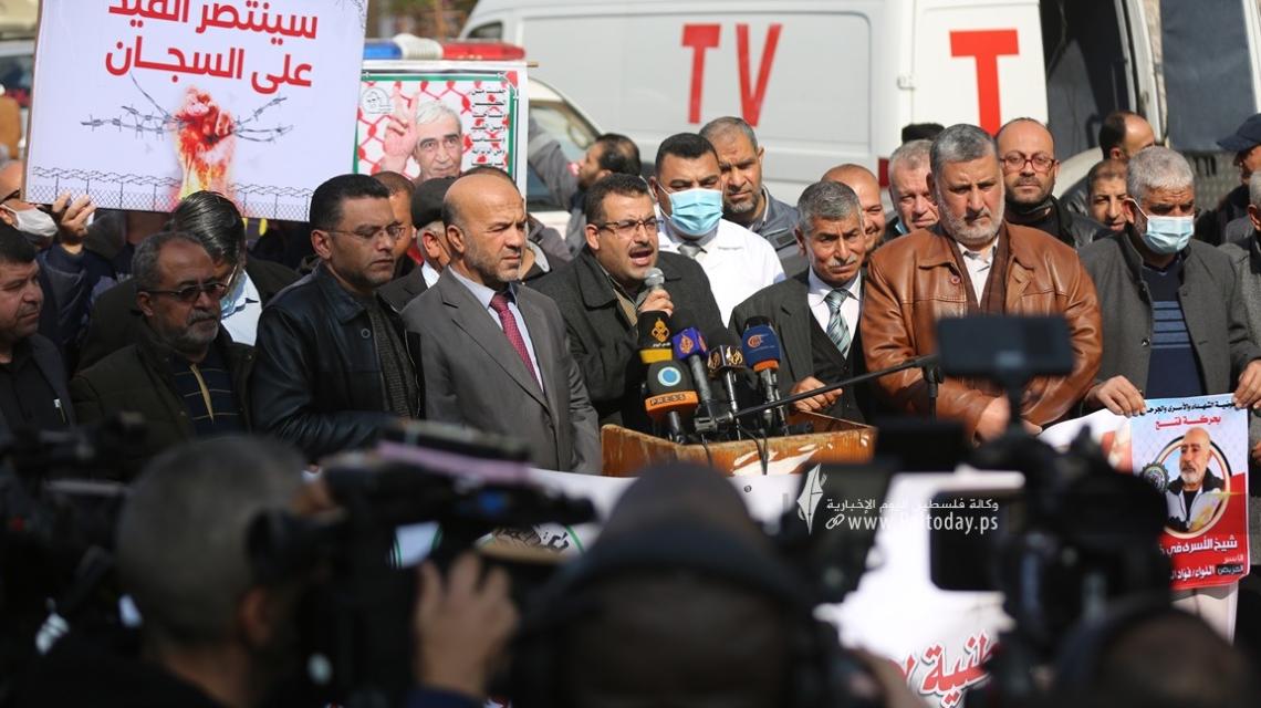 بالصور: وقفة تضامنية مع الأسرى في سجون الاحتلال أمام مقر الصليب الأحمر في مدينة غزة