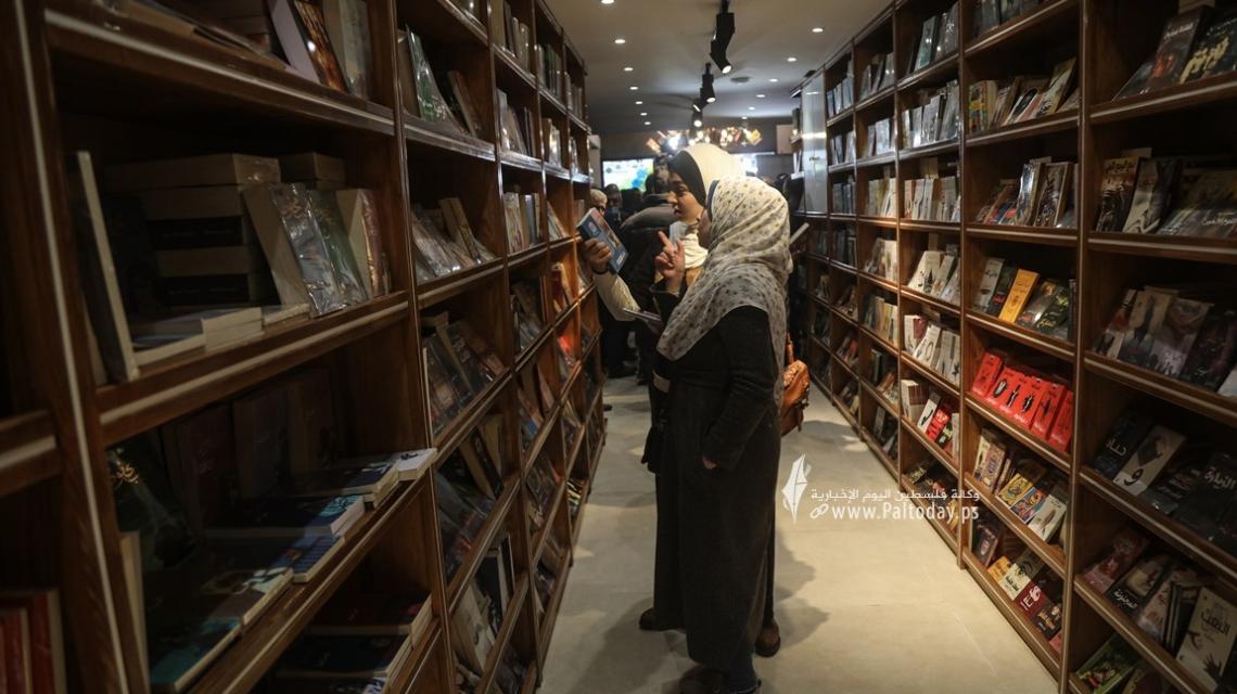 بالصور: دمرها الاحتلال "الاسرائيلي" خلال عدوانه في شهر مايو 2021..إعادة افتتاح مكتبة سمير منصور أحد أكبر المكتبات في قطاع غزة