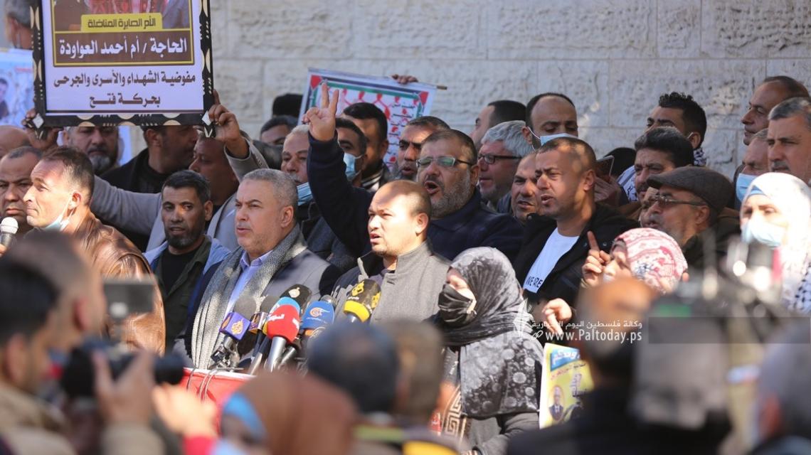 بالصور:  لجنة الأسرى تنظم  وقفة حاشدة لإنقاذ الاسرى المرض في سجون الاحتلال .."الحياة حق"