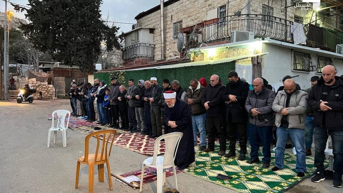 خطيب الأقصى الشيخ صبري يؤم جموع المحتشدين في حي الشيخ جراح بصلاة المغرب