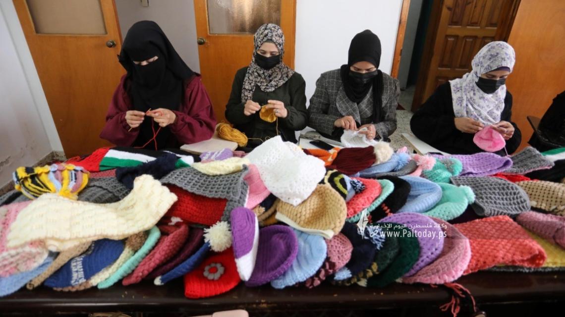 بالصور: نساء فلسطينيات يُشاركن في مبادرة دفء لعمل المشغولات الصوفية وتوزيعها على الفقراء ومرضى السرطان، في  قطاع غزة