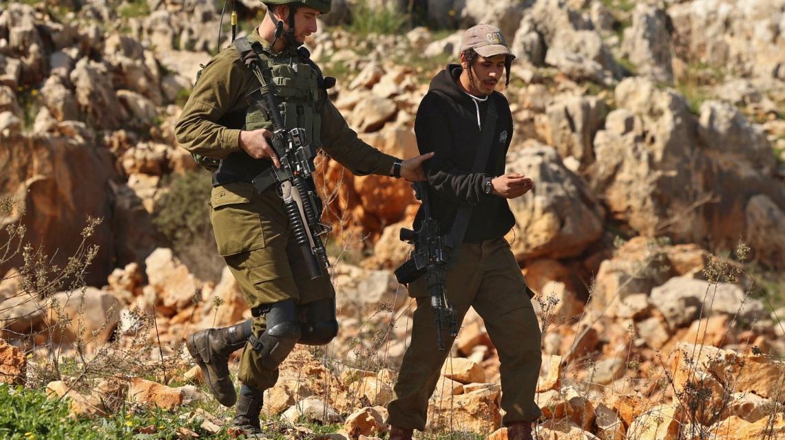 بحماية جيش الاحتلال.. مستوطنون يحاولون مهاجمة مزارعين في أراضيهم قرب سلفيت