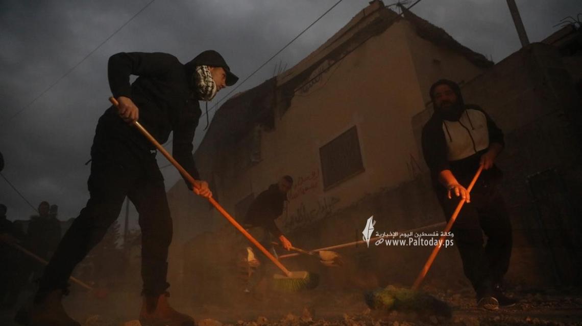 بالصور:  مواطنون يتفقدون منزل الاسير محمود جرادات الذي فجره جيش الاحتلال الاسرائيلي في السيلة الحارثية