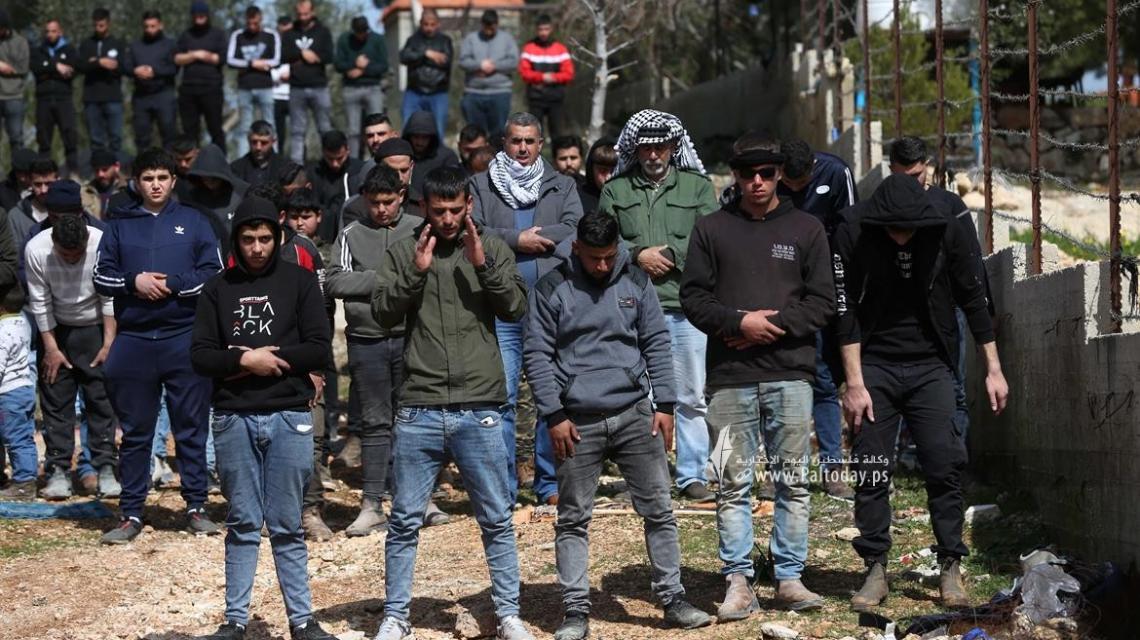 بالصور: مواطنون يؤدون صلاة الجمعة بالقرب من جبل صبيح في بلدة بيتا جنوب مدينة نابلس.